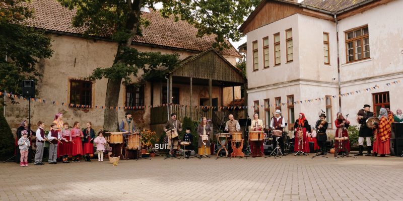 Suitu Bundzinieki Svētā Miķeļa svētkos Alsungas pils pagalmā