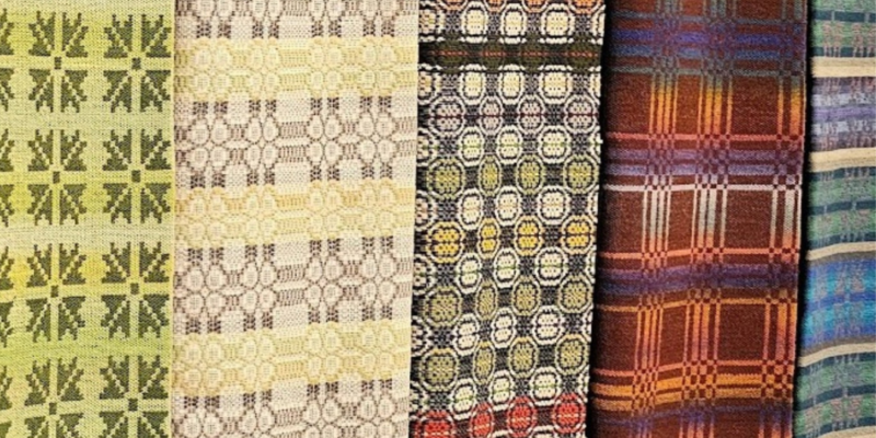 Vertikāli izvietoti pieci austu audumu paraugi ar atšķirīgiem rakstiem: gaiši zaļš ar stilizētām zvaigznēm, bēšs ar smalkiem savienotiem aplīšiem, tumšs ar krāsainiem ģeometriskiem astoņstūriem, brūns rūtains un zili-zaļš svītrains.