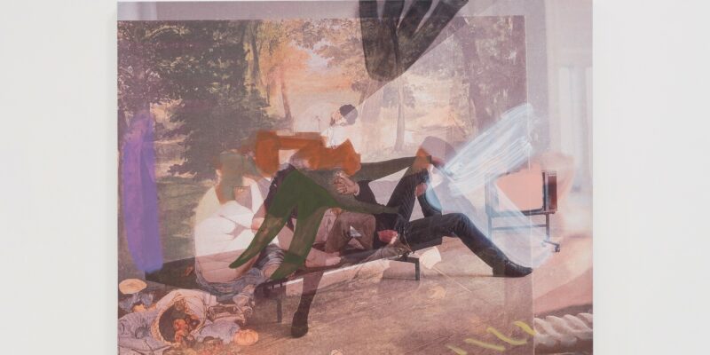 Slāņaina glezna, kurā pārklājas divas ainas: klasisks pikniks ar kokiem, sēdošām figūrām un augļu grozu, kā arī mūsdienīgs attēls ar tumšā uzvalkā tērptu vīrieti, kurš sēž krēslā, un blāvu zaļu siluetu. Attēlam ir dubultās ekspozīcijas efekts, un pār to ir gaišs, abstrakts otas triepiens.